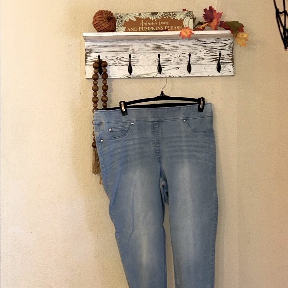 Womens slim leg light wash jeggings Size 18 #smokefreehome